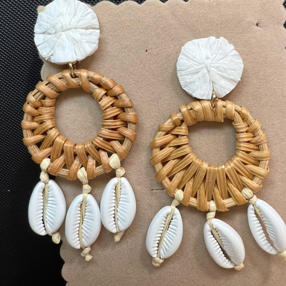 Beautiful Rattan Shell Earrings - Picture 2 of 5